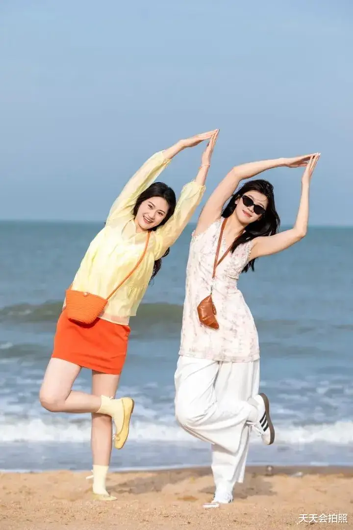 闺蜜海边合影技巧_海边闺蜜拍照姿势_100种姿势摆拍双人