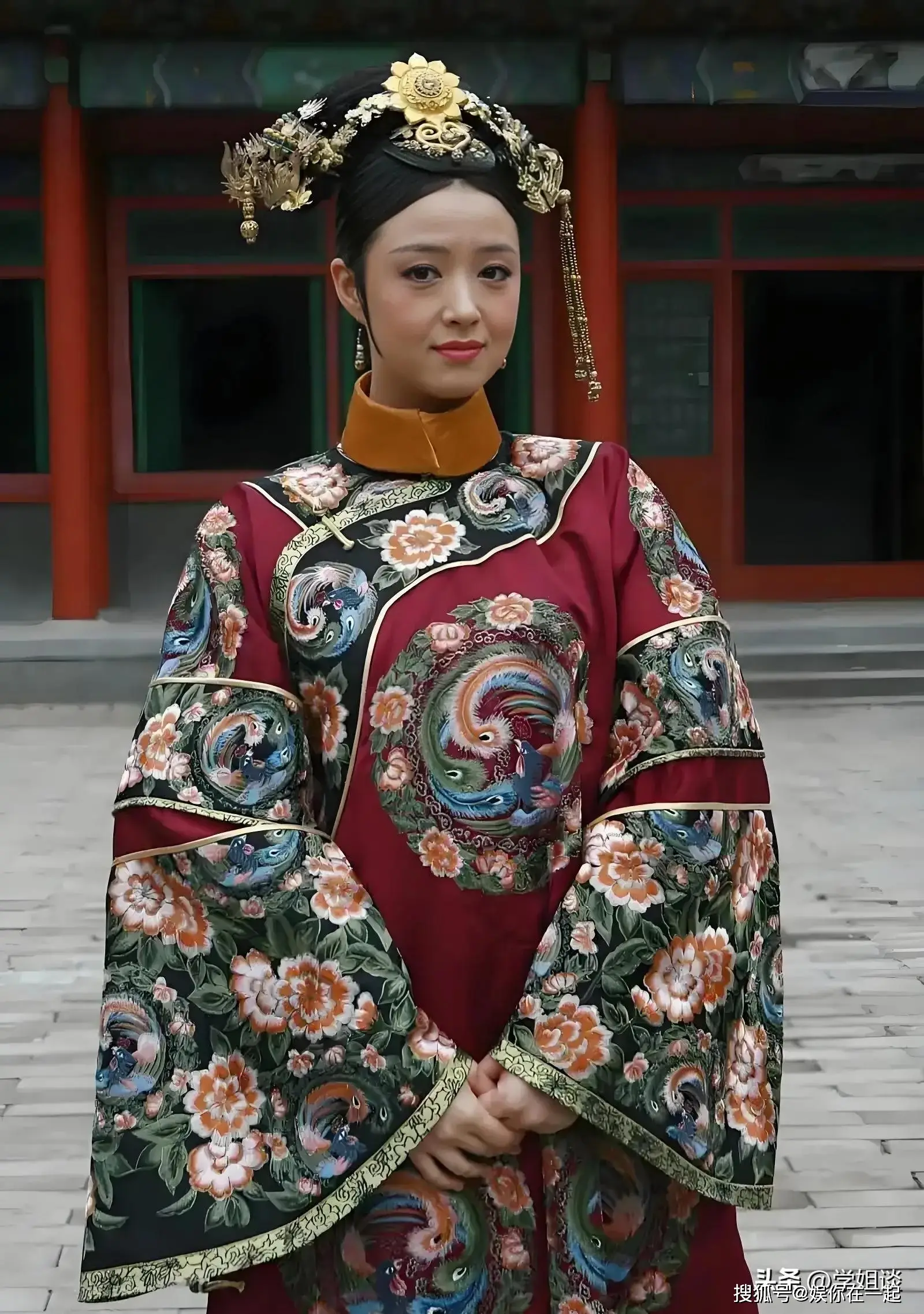 蒋欣素颜出游被拍，脸部憔悴仍怒目而视，网友：架子不小